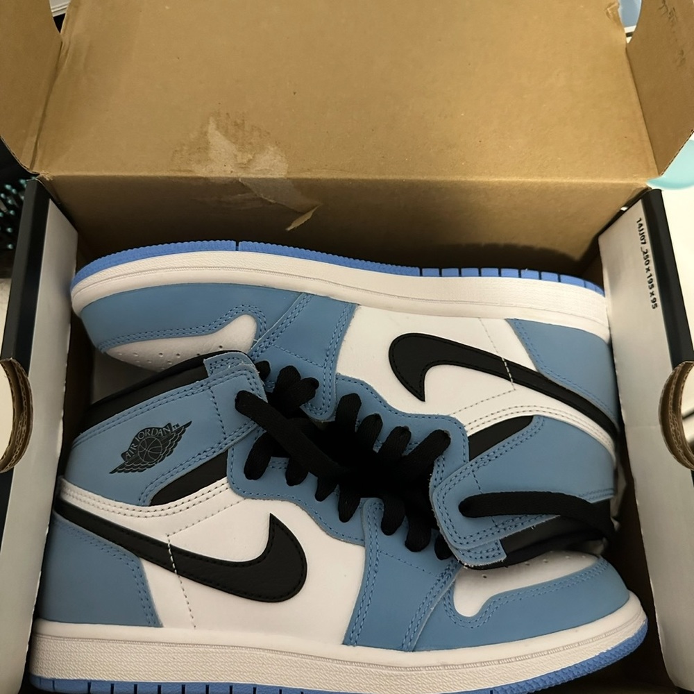 Jordan 1 Retro University Blue